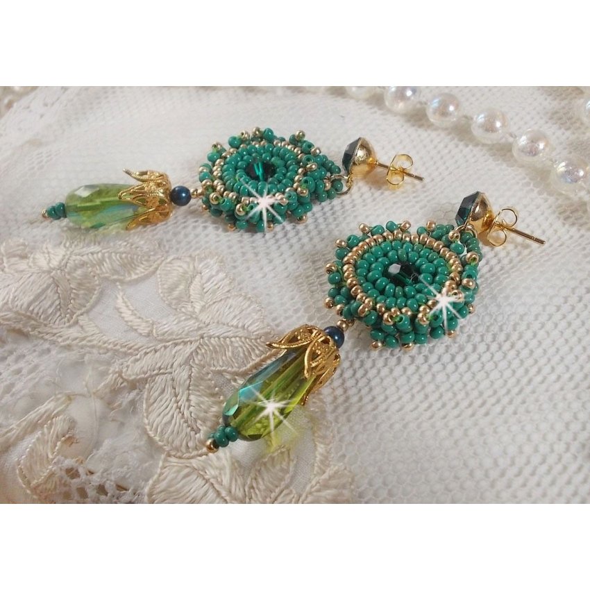BO Charnelle brodert med runde perler og Swarovski cabochoner, fasetterte dråper og frøperler