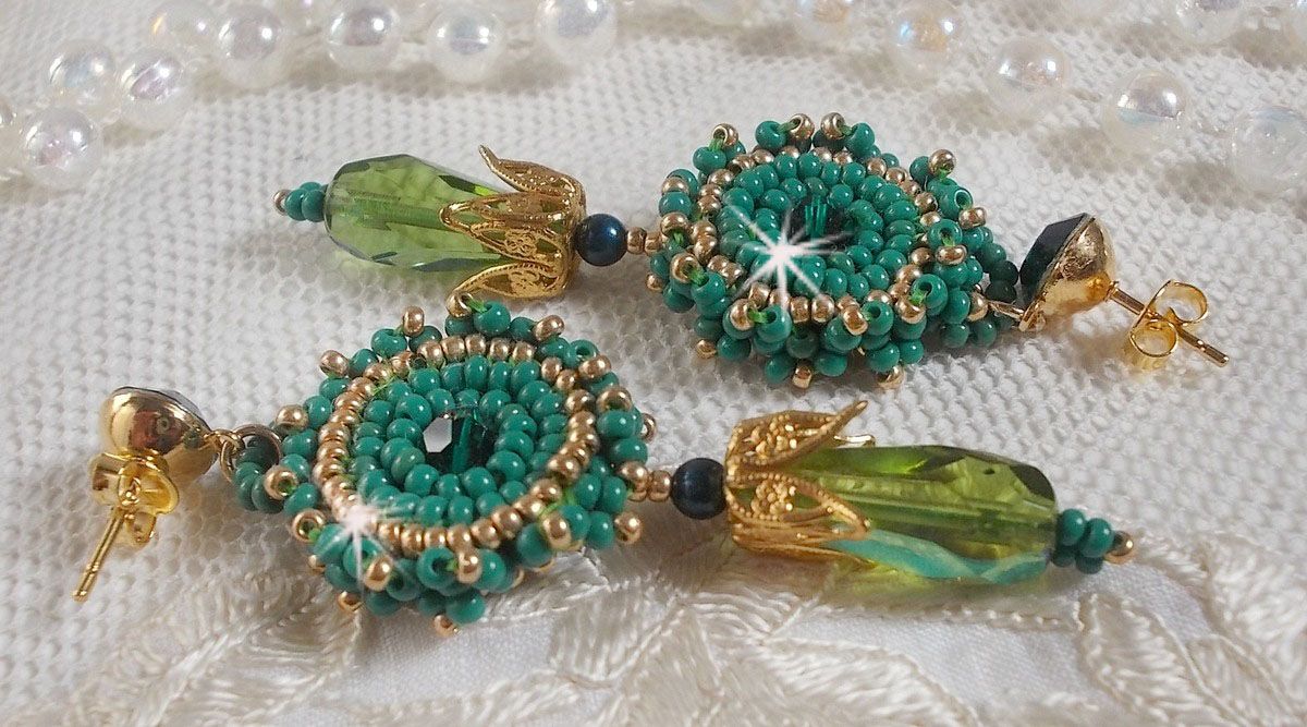 BO Charnelle brodert med runde perler og Swarovski cabochoner, fasetterte dråper og frøperler