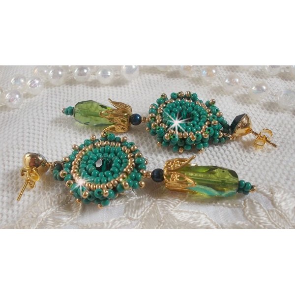BO Charnelle brodert med runde perler og Swarovski cabochoner, fasetterte dråper og frøperler