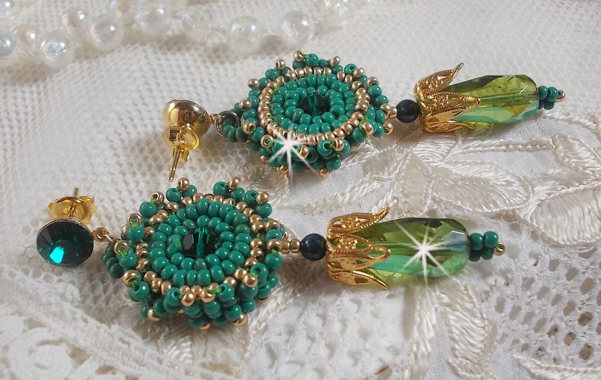 BO Charnelle brodert med runde perler og Swarovski cabochoner, fasetterte dråper og frøperler
