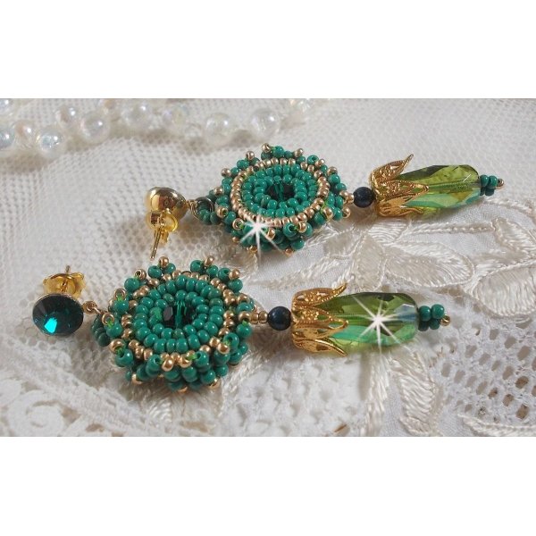 BO Charnelle brodert med runde perler og Swarovski cabochoner, fasetterte dråper og frøperler