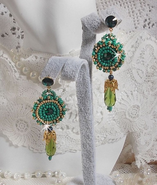 BO Charnelle brodert med runde perler og Swarovski cabochoner, fasetterte dr&aring;per og fr&oslash;perler