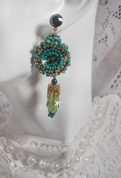 BO Charnelle brodert med runde perler og Swarovski cabochoner, fasetterte dr&aring;per og fr&oslash;perler