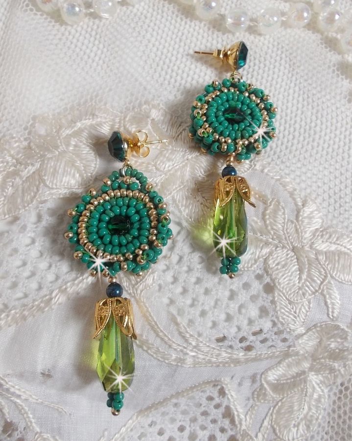 BO Charnelle brodert med runde perler og Swarovski cabochoner, fasetterte dråper og frøperler