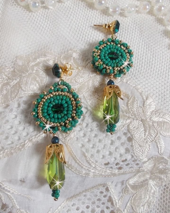 BO Charnelle brodert med runde perler og Swarovski cabochoner, fasetterte dråper og frøperler