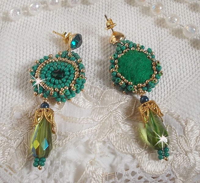 BO Charnelle brodert med runde perler og Swarovski cabochoner, fasetterte dr&aring;per og fr&oslash;perler