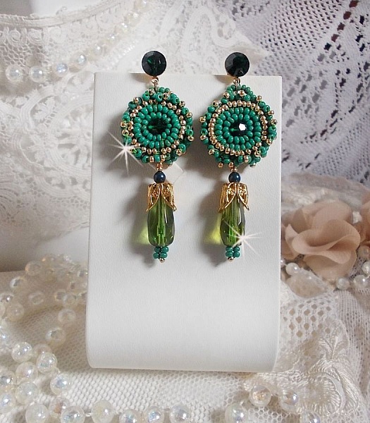 BO Charnelle brodert med runde perler og Swarovski cabochoner, fasetterte dr&aring;per og fr&oslash;perler