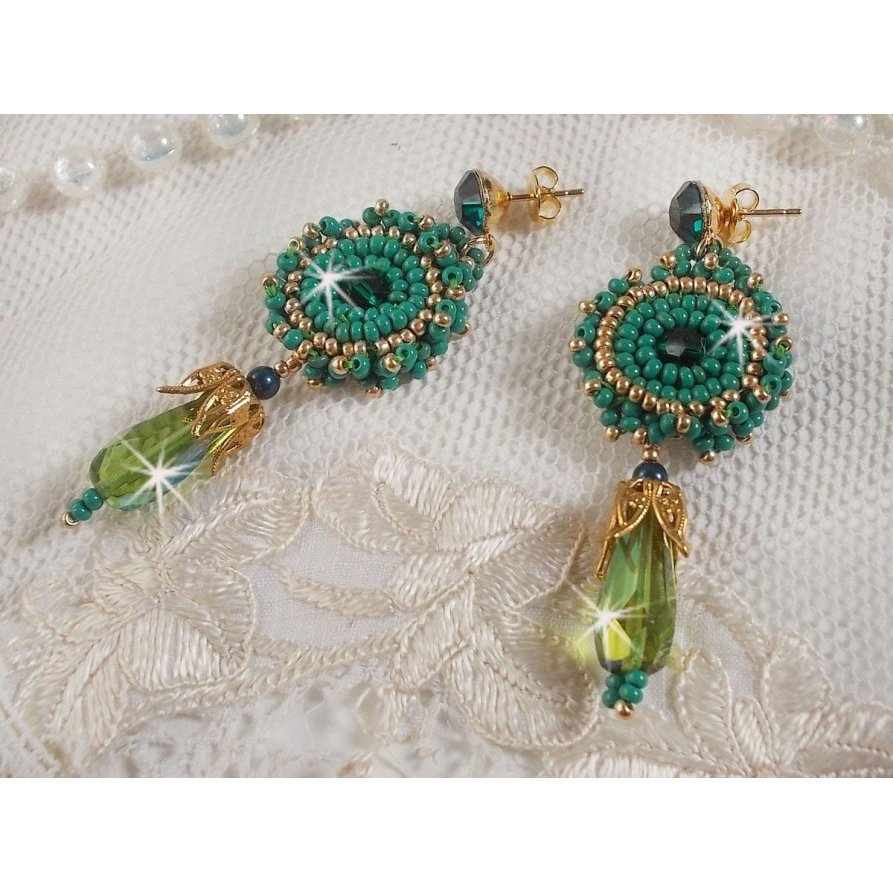 BO Charnelle brodert med runde perler og Swarovski cabochoner, fasetterte dråper og frøperler