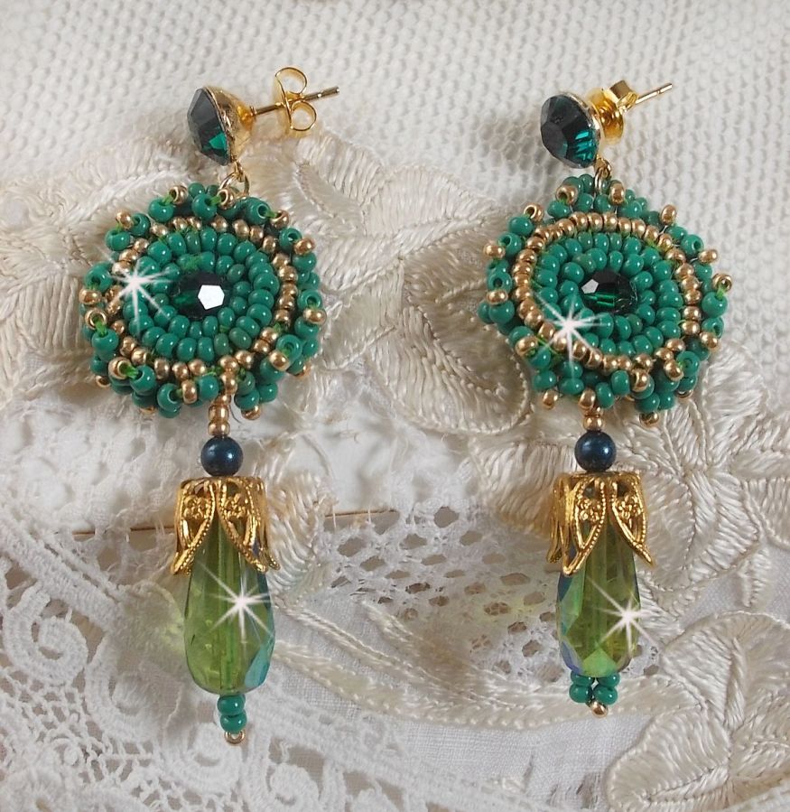BO Charnelle brodert med runde perler og Swarovski cabochoner, fasetterte dråper og frøperler
