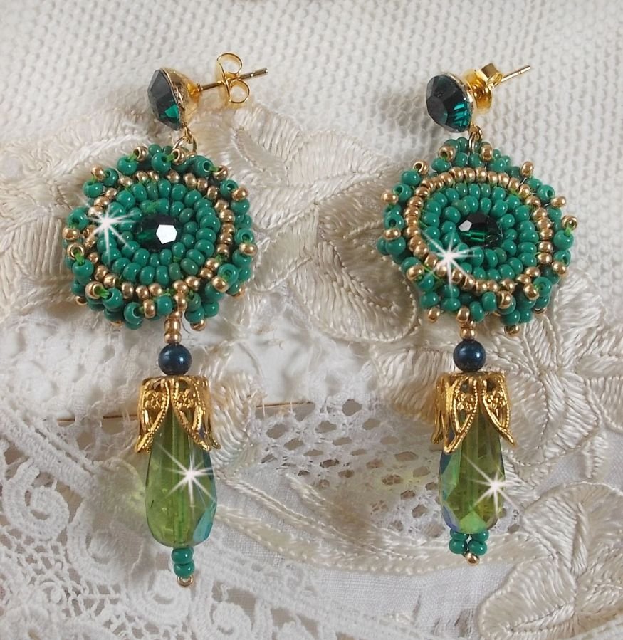 BO Charnelle brodert med runde perler og Swarovski cabochoner, fasetterte dråper og frøperler