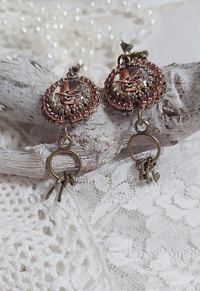 BO Chata Steampunk mont&eacute;es avec breloques cl&eacute;s, strass, cabochons loupes et perles Cristal Swarovski