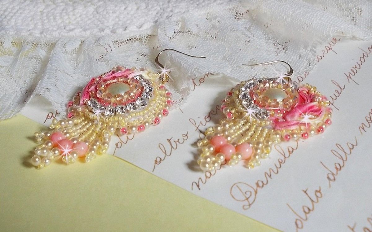 Tender Heart BO brodert med gult og rosa silkebånd, rammer, frøperler og 14 karat gullfylte spenner