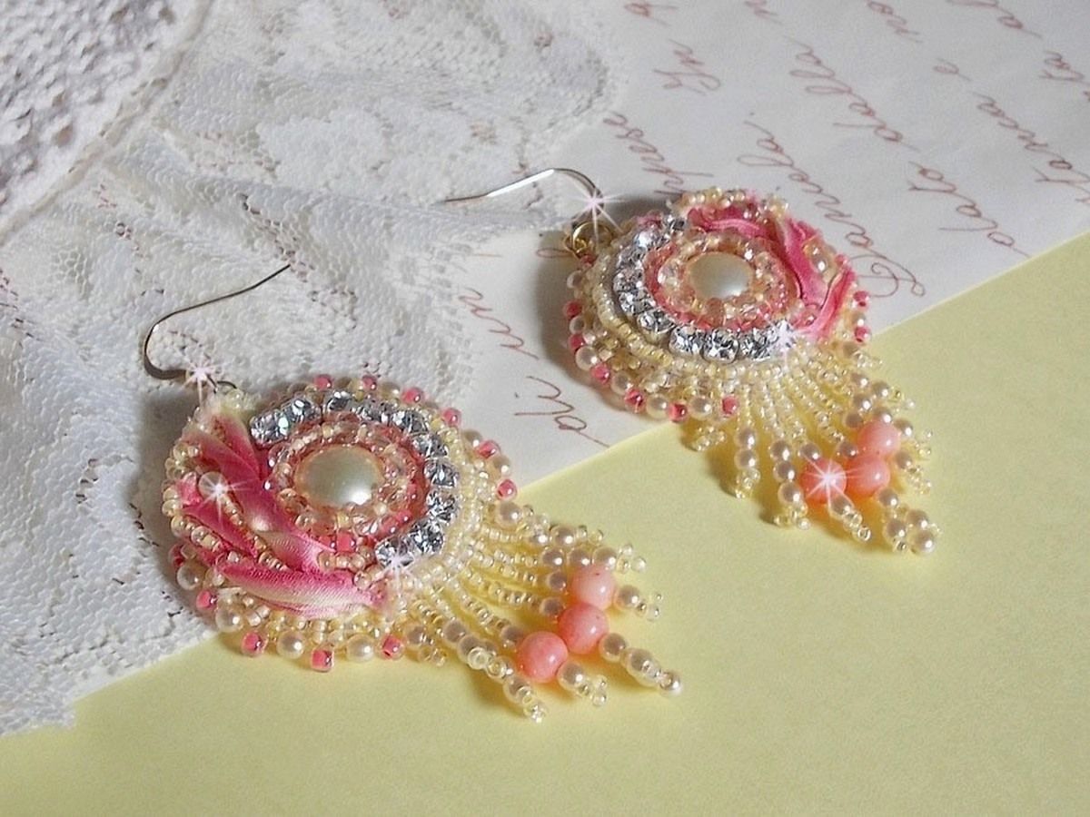 Tender Heart BO brodert med gult og rosa silkebånd, rammer, frøperler og 14 karat gullfylte spenner