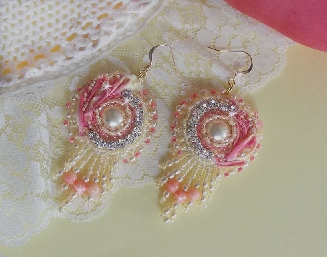 Tender Heart BO brodert med gult og rosa silkebånd, rammer, frøperler og 14 karat gullfylte spenner