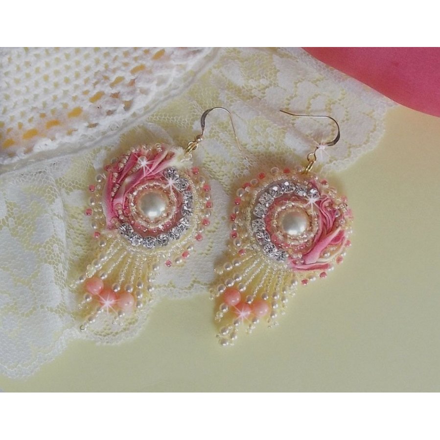 Tender Heart BO brodert med gult og rosa silkebånd, rammer, frøperler og 14 karat gullfylte spenner