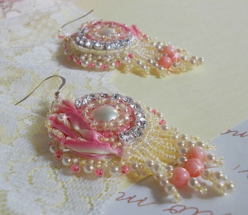 Tender Heart BO brodert med gult og rosa silkebånd, rammer, frøperler og 14 karat gullfylte spenner
