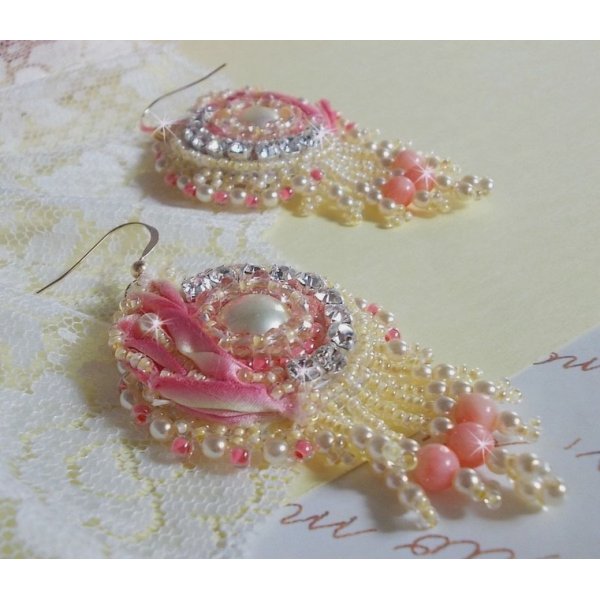 Tender Heart BO brodert med gult og rosa silkeb&aring;nd, rammer, fr&oslash;perler og 14 karat gullfylte spenner