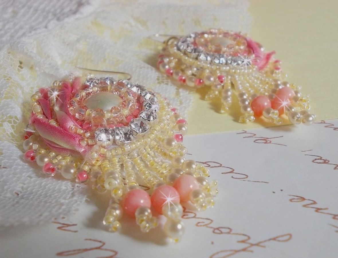 Tender Heart BO brodert med gult og rosa silkebånd, rammer, frøperler og 14 karat gullfylte spenner