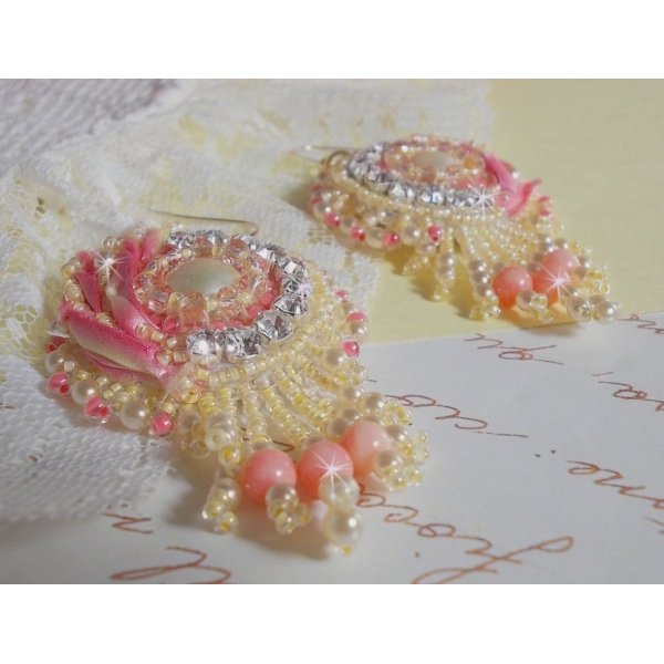 Tender Heart BO brodert med gult og rosa silkeb&aring;nd, rammer, fr&oslash;perler og 14 karat gullfylte spenner