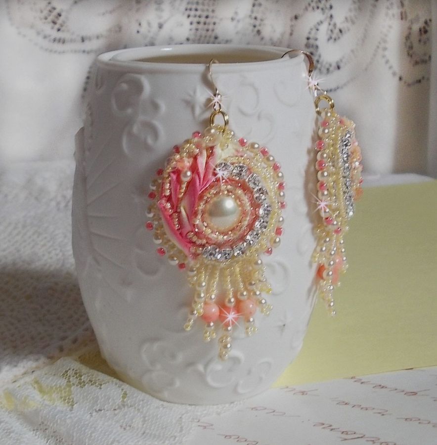 Tender Heart BO brodert med gult og rosa silkebånd, rammer, frøperler og 14 karat gullfylte spenner