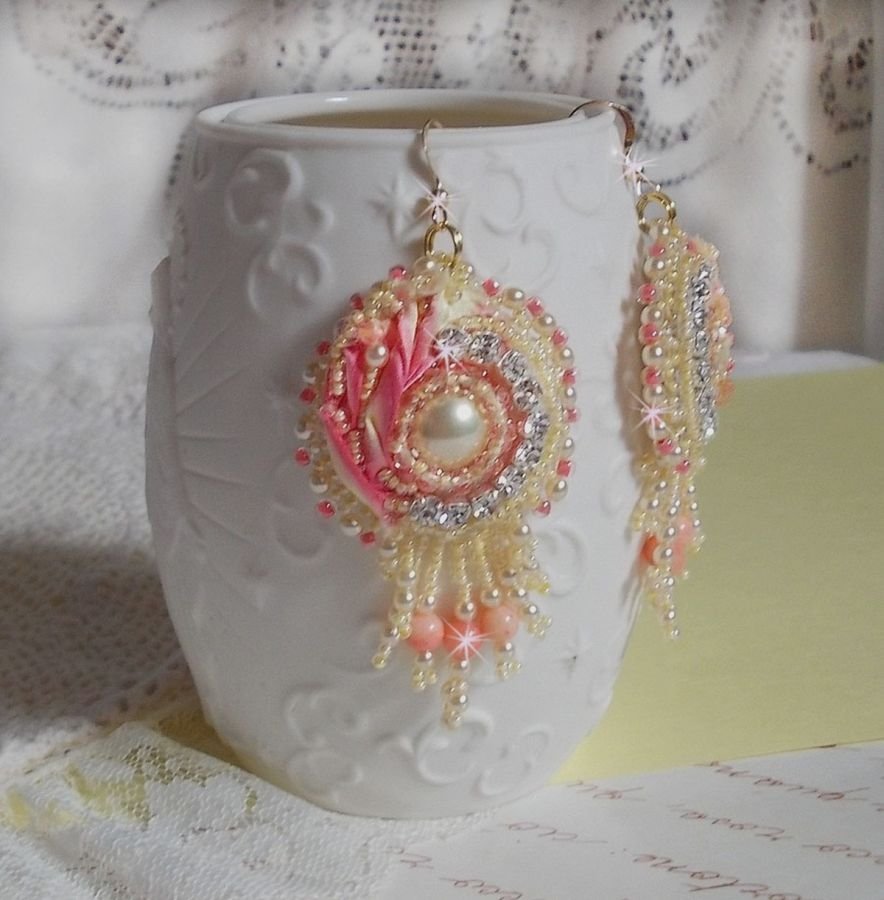 Tender Heart BO brodert med gult og rosa silkebånd, rammer, frøperler og 14 karat gullfylte spenner