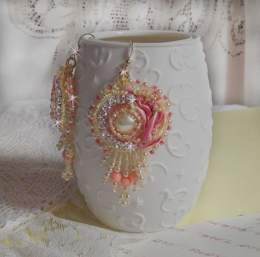 Tender Heart BO brodert med gult og rosa silkebånd, rammer, frøperler og 14 karat gullfylte spenner