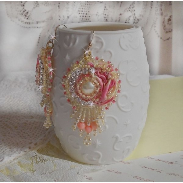 Tender Heart BO brodert med gult og rosa silkeb&aring;nd, rammer, fr&oslash;perler og 14 karat gullfylte spenner