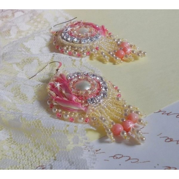 Tender Heart BO brodert med gult og rosa silkeb&aring;nd, rammer, fr&oslash;perler og 14 karat gullfylte spenner