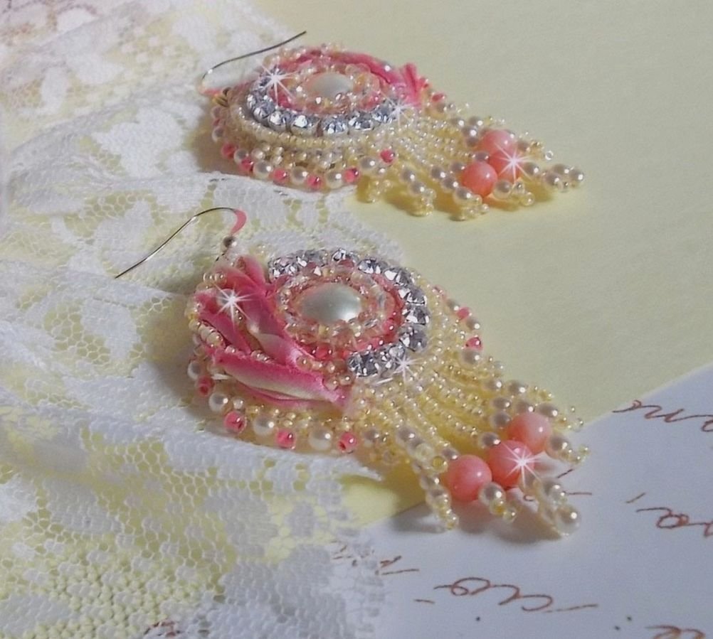 Tender Heart BO brodert med gult og rosa silkebånd, rammer, frøperler og 14 karat gullfylte spenner