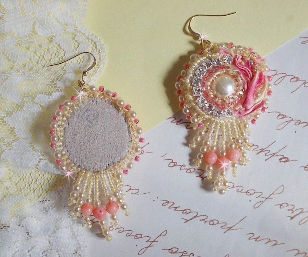 Tender Heart BO brodert med gult og rosa silkebånd, rammer, frøperler og 14 karat gullfylte spenner