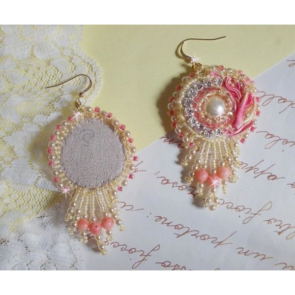 Tender Heart BO brodert med gult og rosa silkeb&aring;nd, rammer, fr&oslash;perler og 14 karat gullfylte spenner