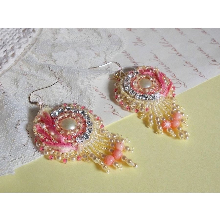 Tender Heart BO brodert med gult og rosa silkebånd, rammer, frøperler og 14 karat gullfylte spenner
