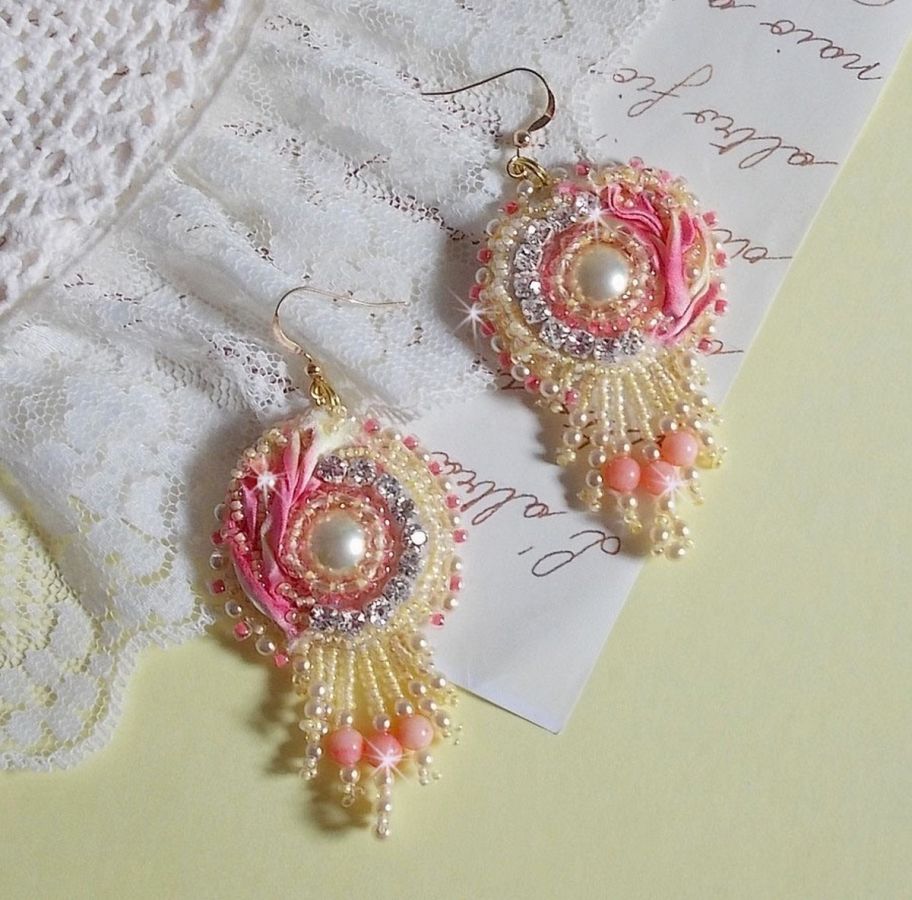 Tender Heart BO brodert med gult og rosa silkebånd, rammer, frøperler og 14 karat gullfylte spenner