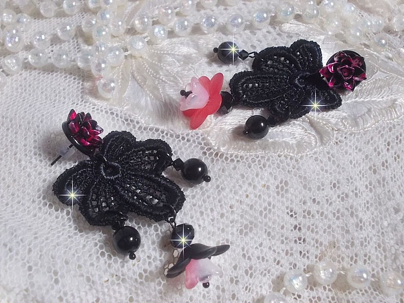 BO Cocktail Sangria laget med veldig gammel svart blonder, krystaller, frostede blomster, harpiks cabochons og svart tilbeh&oslash;r