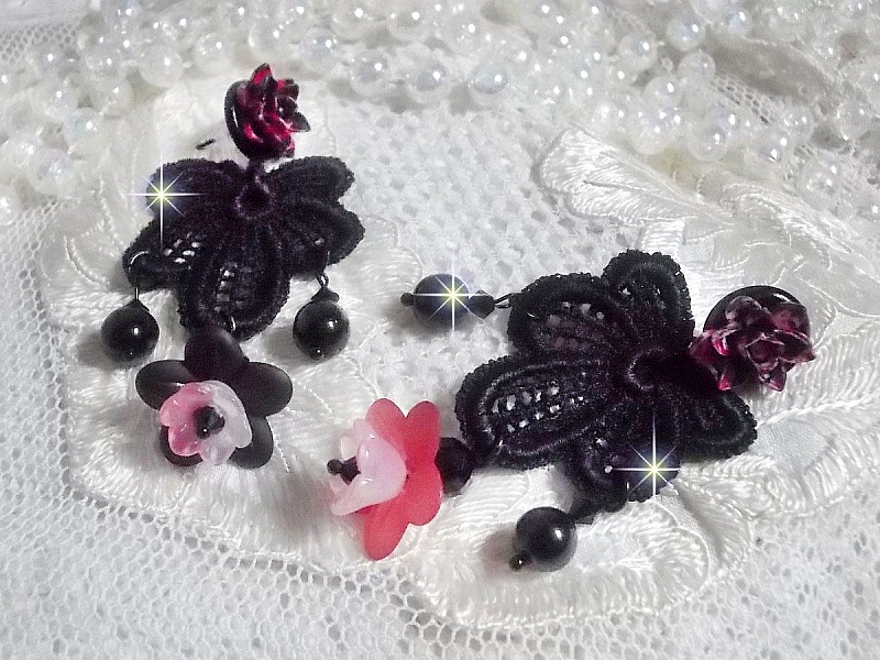 BO Cocktail Sangria laget med veldig gammel svart blonder, krystaller, frostede blomster, harpiks cabochons og svart tilbeh&oslash;r