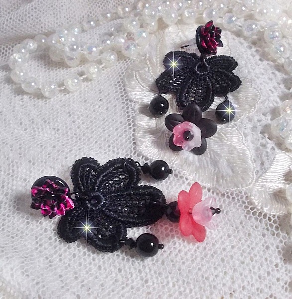 BO Cocktail Sangria laget med veldig gammel svart blonder, krystaller, frostede blomster, harpiks cabochons og svart tilbeh&oslash;r