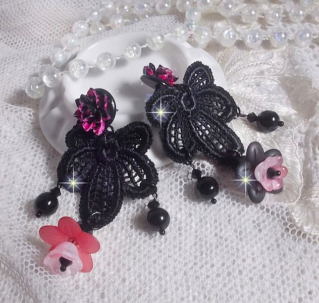 BO Cocktail Sangria laget med veldig gammel svart blonder, krystaller, frostede blomster, harpiks cabochons og svart tilbeh&oslash;r