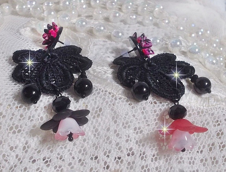 BO Cocktail Sangria laget med veldig gammel svart blonder, krystaller, frostede blomster, harpiks cabochons og svart tilbeh&oslash;r