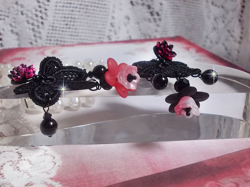 BO Cocktail Sangria laget med veldig gammel svart blonder, krystaller, frostede blomster, harpiks cabochons og svart tilbeh&oslash;r