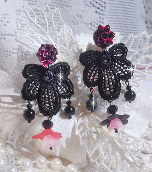 BO Cocktail Sangria laget med veldig gammel svart blonder, krystaller, frostede blomster, harpiks cabochons og svart tilbeh&oslash;r