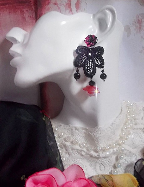 BO Cocktail Sangria laget med veldig gammel svart blonder, krystaller, frostede blomster, harpiks cabochons og svart tilbeh&oslash;r