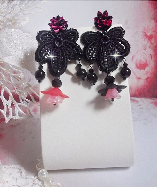 BO Cocktail Sangria laget med veldig gammel svart blonder, krystaller, frostede blomster, harpiks cabochons og svart tilbeh&oslash;r