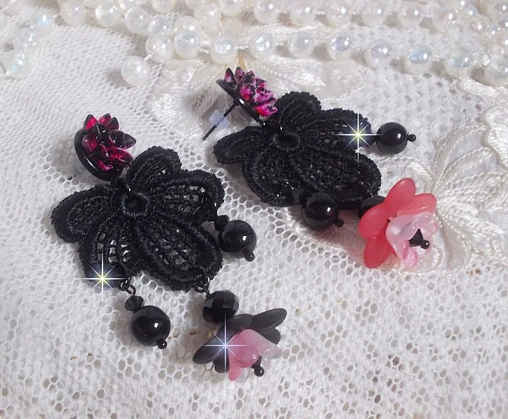 BO Cocktail Sangria laget med veldig gammel svart blonder, krystaller, frostede blomster, harpiks cabochons og svart tilbeh&oslash;r