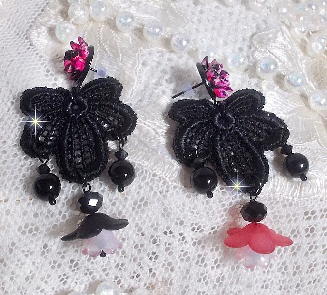 BO Cocktail Sangria laget med veldig gammel svart blonder, krystaller, frostede blomster, harpiks cabochons og svart tilbeh&oslash;r