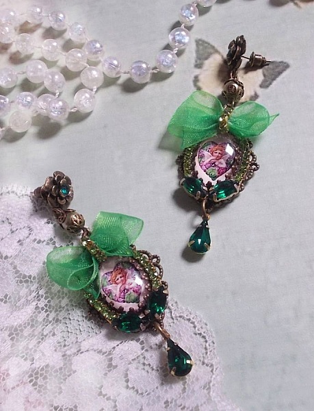 BO Coeur d'Anges laget med forst&oslash;rrende cabochoner, organzab&aring;nd, forskjellige tilbeh&oslash;r og krystaller