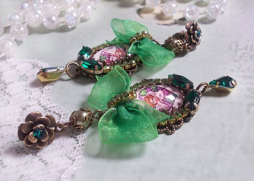 BO Coeur d'Anges laget med forst&oslash;rrende cabochoner, organzab&aring;nd, forskjellige tilbeh&oslash;r og krystaller