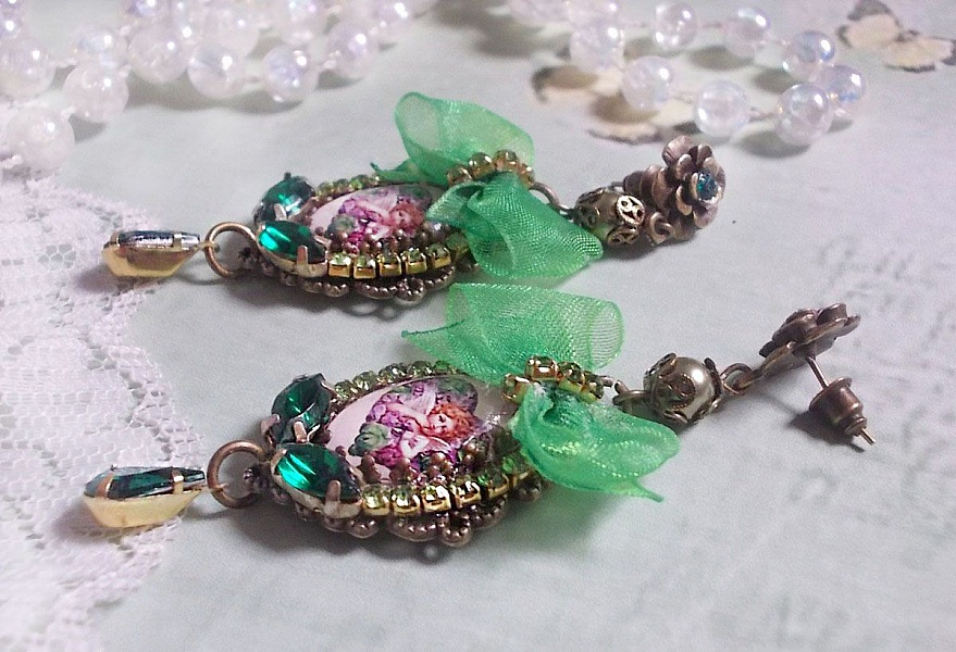 BO Coeur d'Anges laget med forst&oslash;rrende cabochoner, organzab&aring;nd, forskjellige tilbeh&oslash;r og krystaller