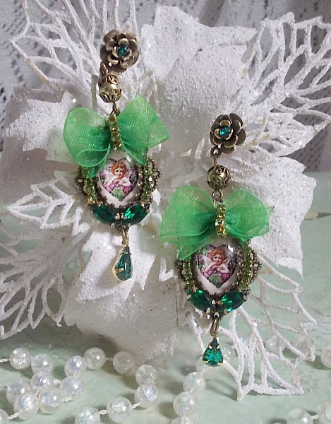 BO Coeur d'Anges laget med forst&oslash;rrende cabochoner, organzab&aring;nd, forskjellige tilbeh&oslash;r og krystaller