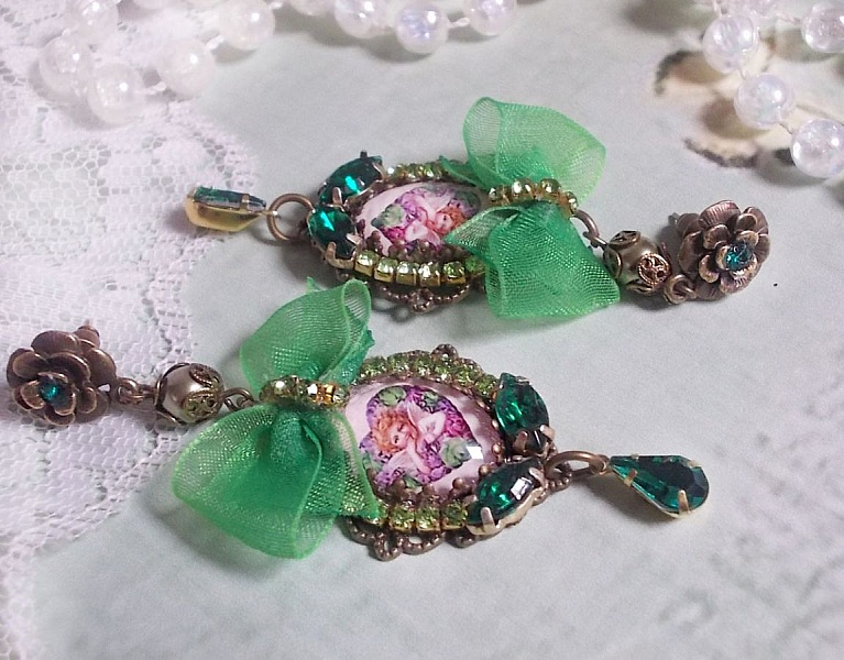 BO Coeur d'Anges laget med forst&oslash;rrende cabochoner, organzab&aring;nd, forskjellige tilbeh&oslash;r og krystaller