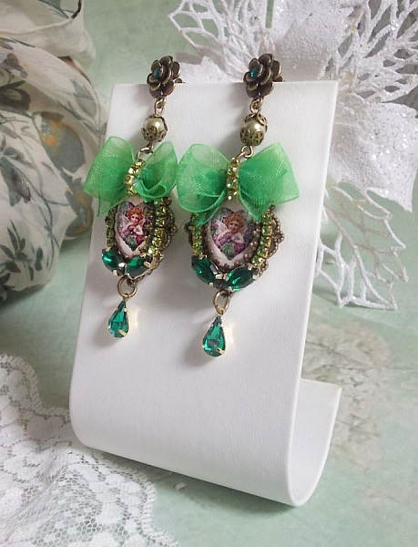 BO Coeur d'Anges laget med forst&oslash;rrende cabochoner, organzab&aring;nd, forskjellige tilbeh&oslash;r og krystaller